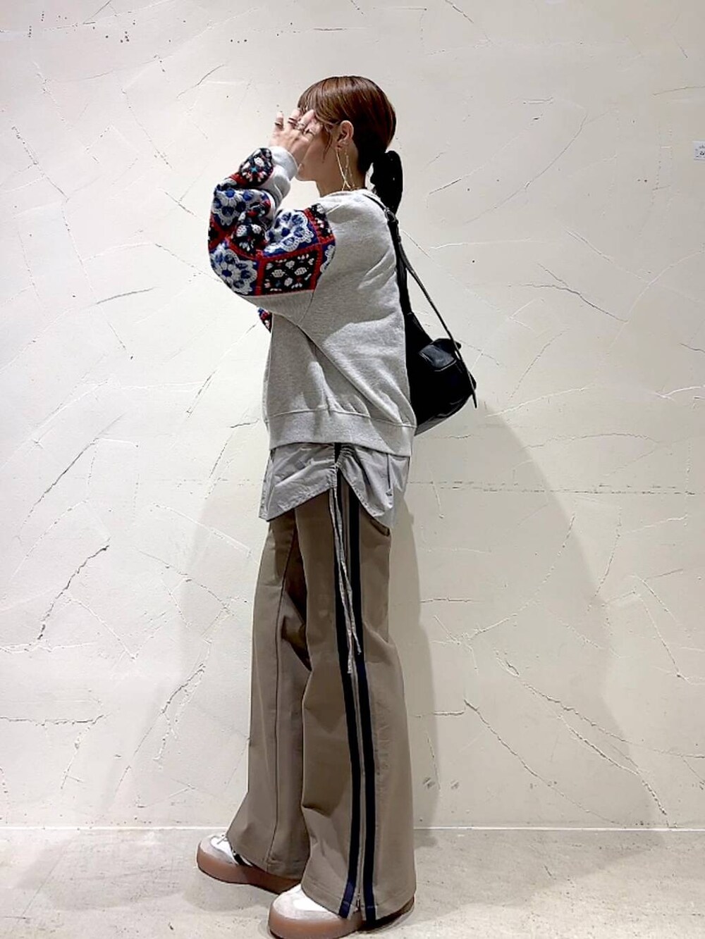 「着痩せ・細見え、体型カバー、パンツ、ショルダーバッグ、ナチュラル、ママコーデ、春コーデ、カジュアル、niko and ...、淡色コーデ、Over40スタッフ、大人カジュアル、スウェット、シャツ、レイヤードスタイル」｜「niko and...の3WAYサイドギャザーシャツ（シャツ/ブラウス、グレー系）」を使った、みきてぃ24さん（レディース・158cm）の春コーディネートの5枚目の写真