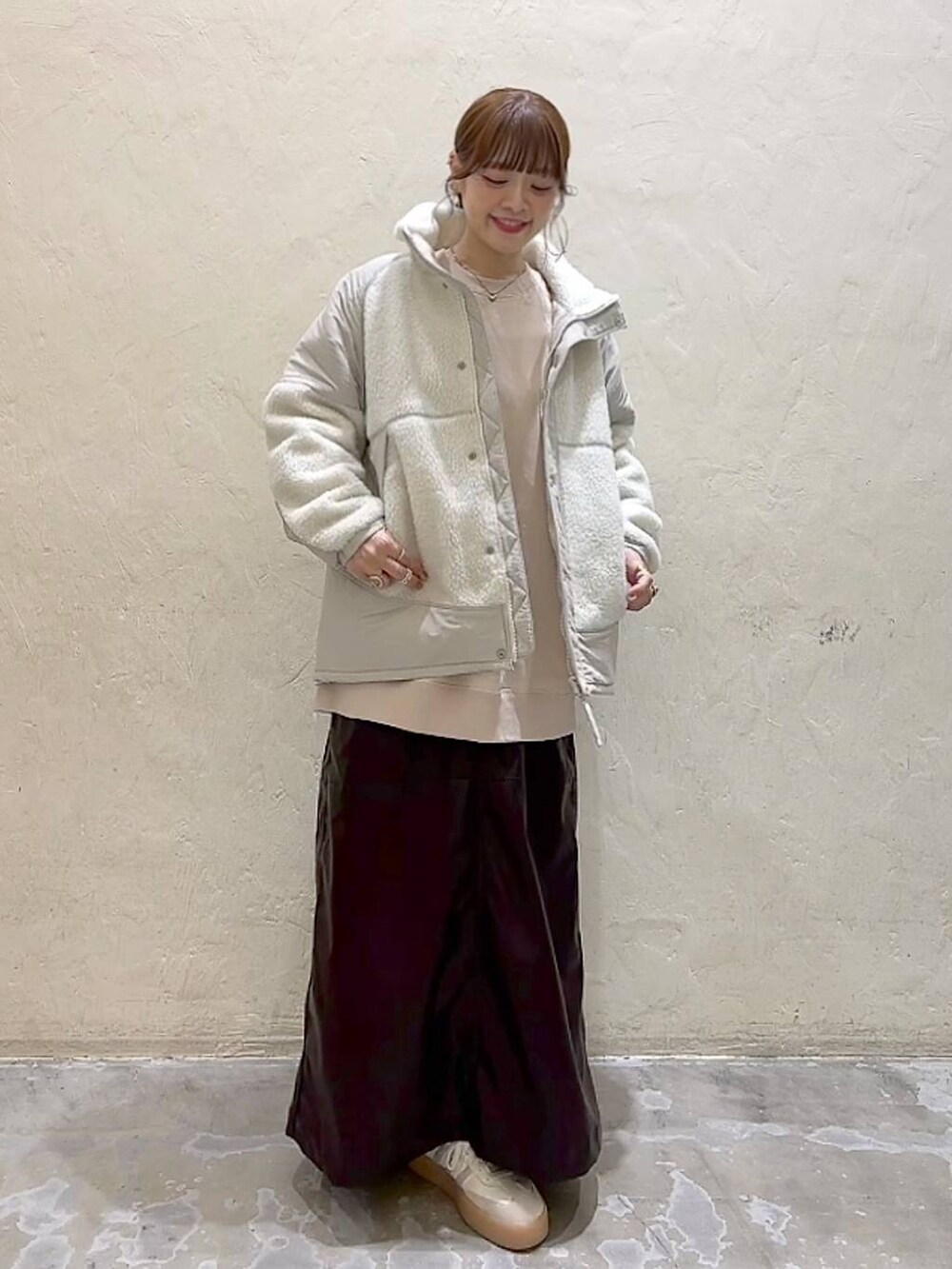 「着痩せ・細見え、体型カバー、ナチュラル、ママコーデ、秋コーデ、冬コーデ、カジュアル、niko and ...、淡色コーデ、Over40スタッフ、大人カジュアル、ジャケット、アウター、スウェット、スカート」｜「niko and...のスポーティースタンドボアジャケット（ブルゾン、ベージュ系）」を使った、みきてぃ24さん（骨格ウェーブ・レディース・158cm）の秋コーディネートの7枚目の写真