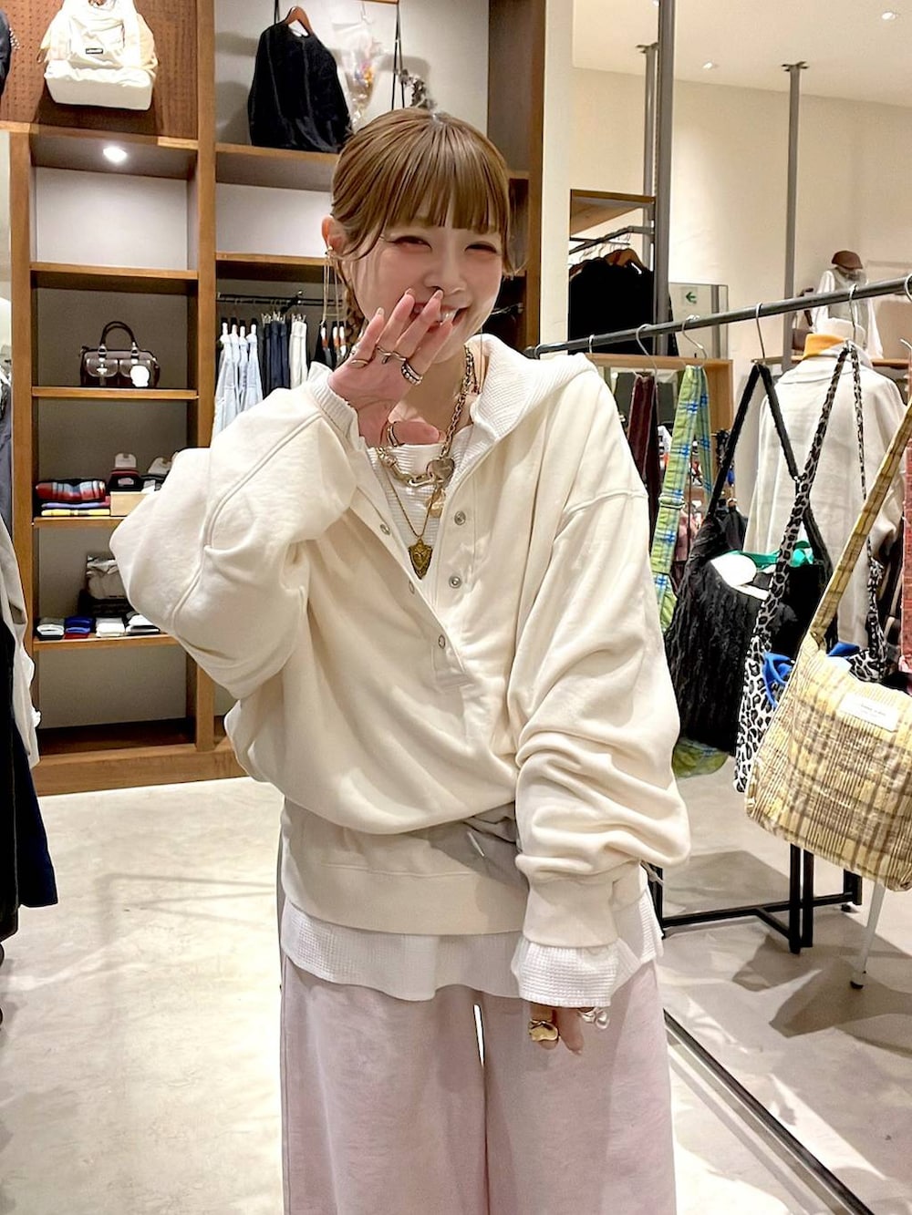 ホワイト系のパーカー、ピンク系のスウェットパンツ、ホワイト系のTシャツ/カットソーを着用したレディースの冬コーディネートの2枚目の写真