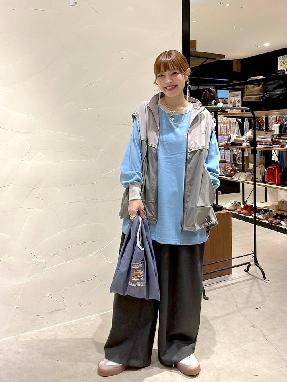グレー系のその他パンツ、その他のトートバッグ、イエロー系のリングを着用したレディースの秋コーディネートの2枚目の写真