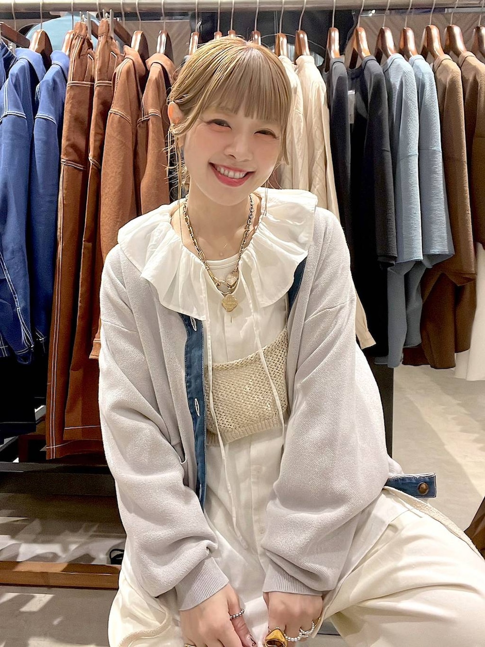 ホワイト系のシャツ/ブラウス、グレー系のカーディガン/ボレロを着用したレディースの春コーディネートの8枚目の写真