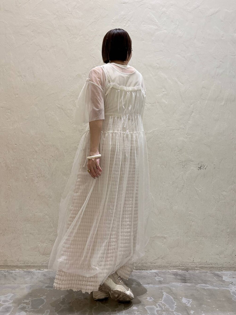ベージュ系のその他トップス、ベージュ系のスカート、ホワイト系のワンピースを着用したレディースの夏コーディネートの3枚目の写真