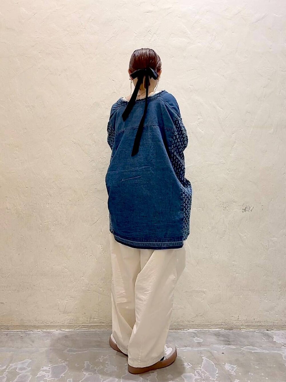 ブルー系のシャツ/ブラウス、グレー系のキャミソール、ベージュ系のその他パンツを着用したレディースの夏コーディネートの3枚目の写真