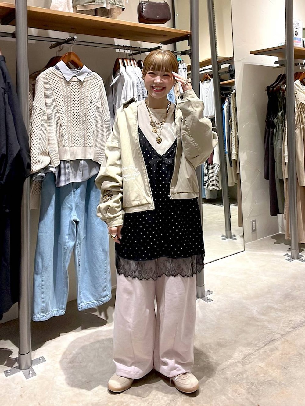 ピンク系のスウェットパンツ、ホワイト系のTシャツ/カットソー、グレー系のチュニックを着用したレディースの冬コーディネートの5枚目の写真