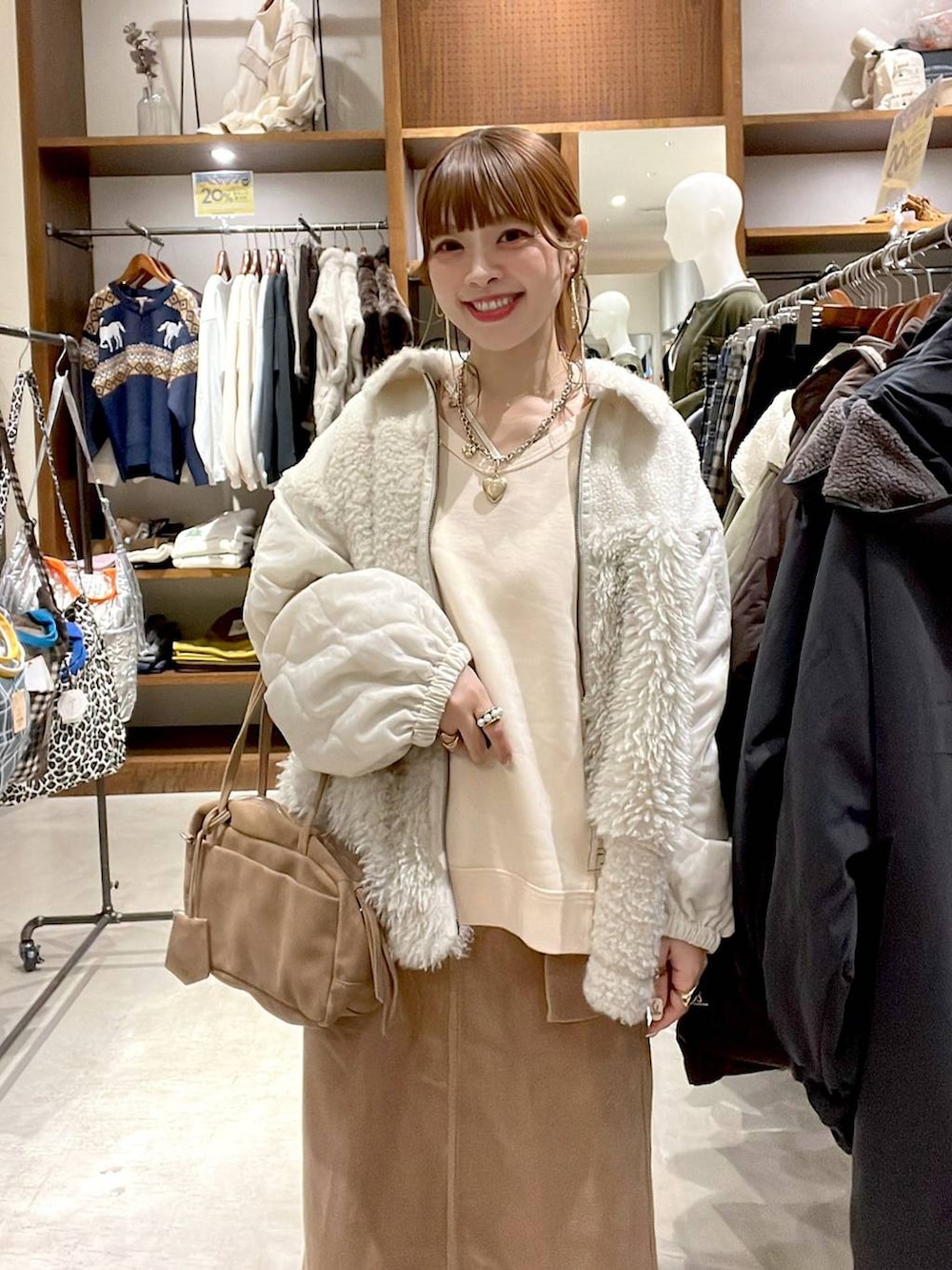 ベージュ系のブルゾン、イエロー系のスカート、ベージュ系のボストンバッグを着用したレディースの秋コーディネートの7枚目の写真