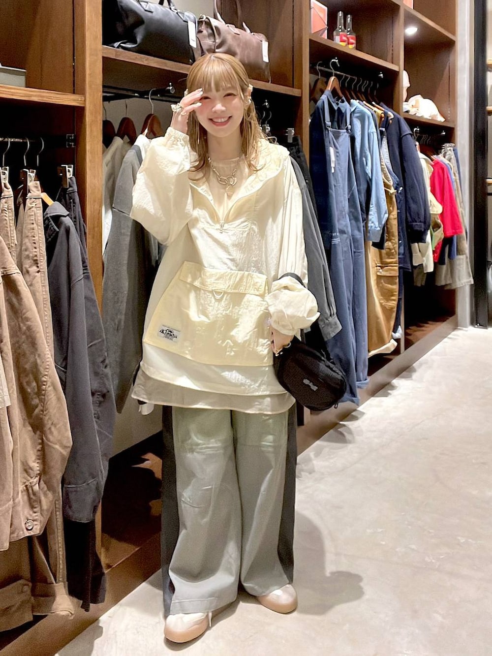 ブラック系のボディバッグ/ウエストポーチ、グリーン系のその他パンツを着用したレディースの春コーディネートの9枚目の写真