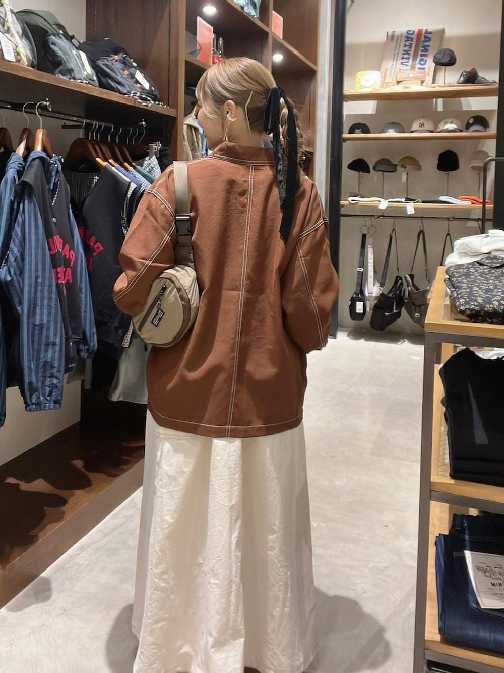 ブラウン系のカバーオール、ベージュ系のボディバッグ/ウエストポーチを着用したレディースの春コーディネートの8枚目の写真