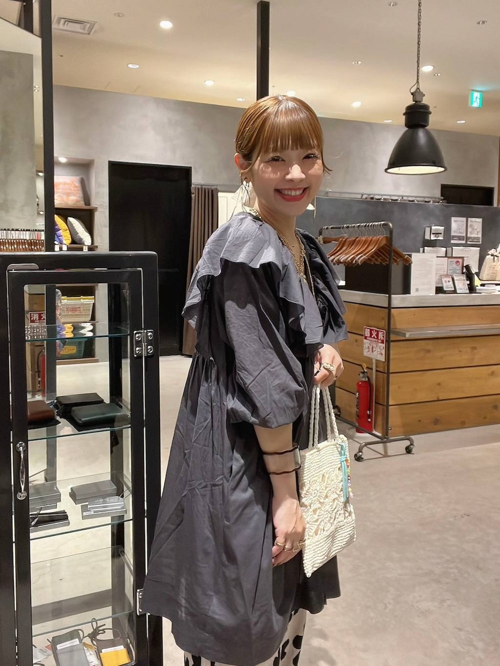 「大人カジュアル、ブラウス、着痩せ・細見え、体型カバー、ナチュラル、ママコーデ、春コーデ、夏コーデ、カジュアル、niko and ...、淡色コーデ、Over40スタッフ、パンツ、ショルダーバッグ」｜「niko and...のプレミアムローンフリルチュニック（チュニック、グレー系）」を使った、みきてぃ24さん（レディース・158cm）の春コーディネートの7枚目の写真