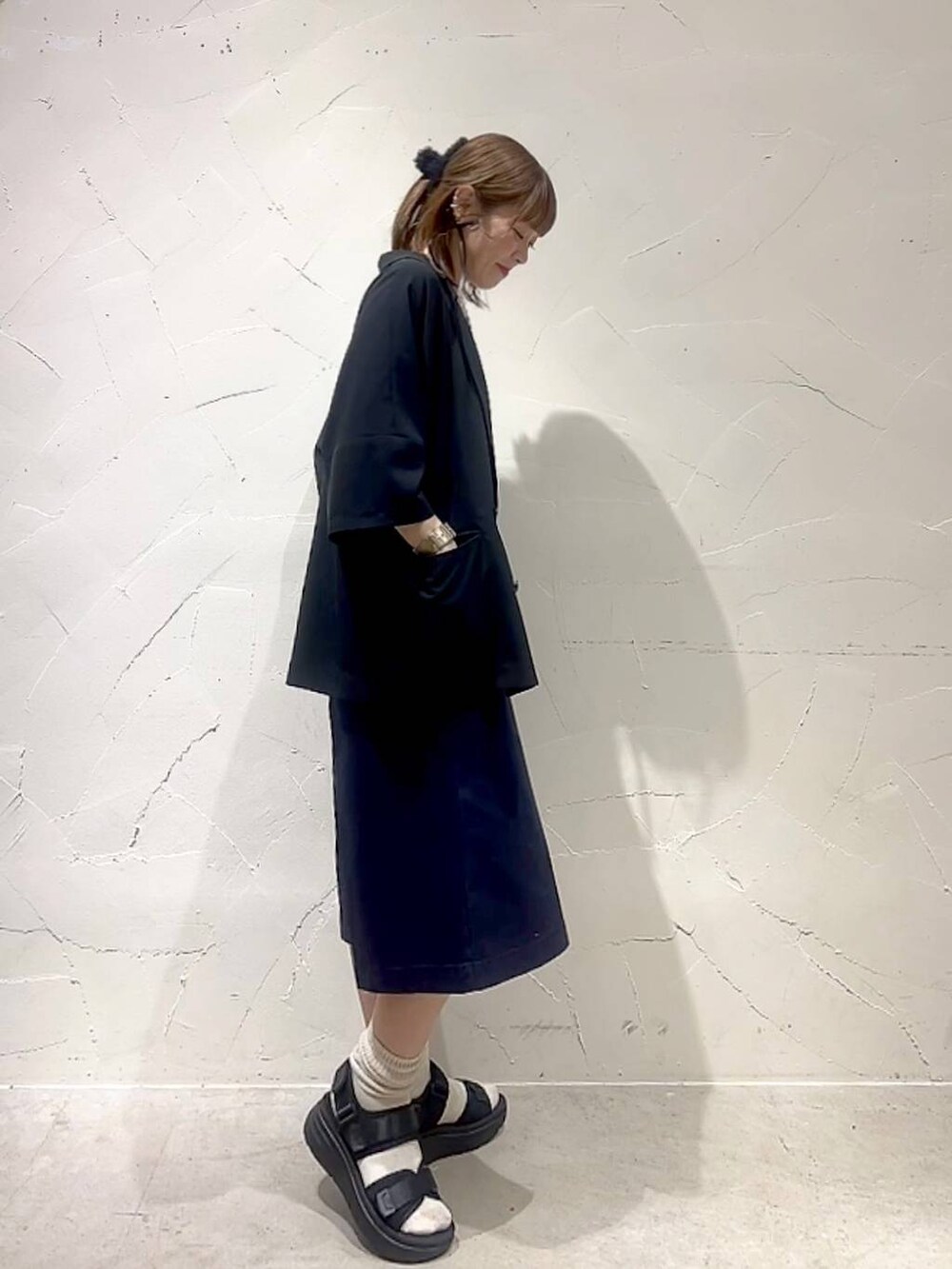 ホワイト系のTシャツ/カットソー、ブルー系のその他パンツ、ブラック系のサンダルを着用したレディースの春コーディネートの4枚目の写真