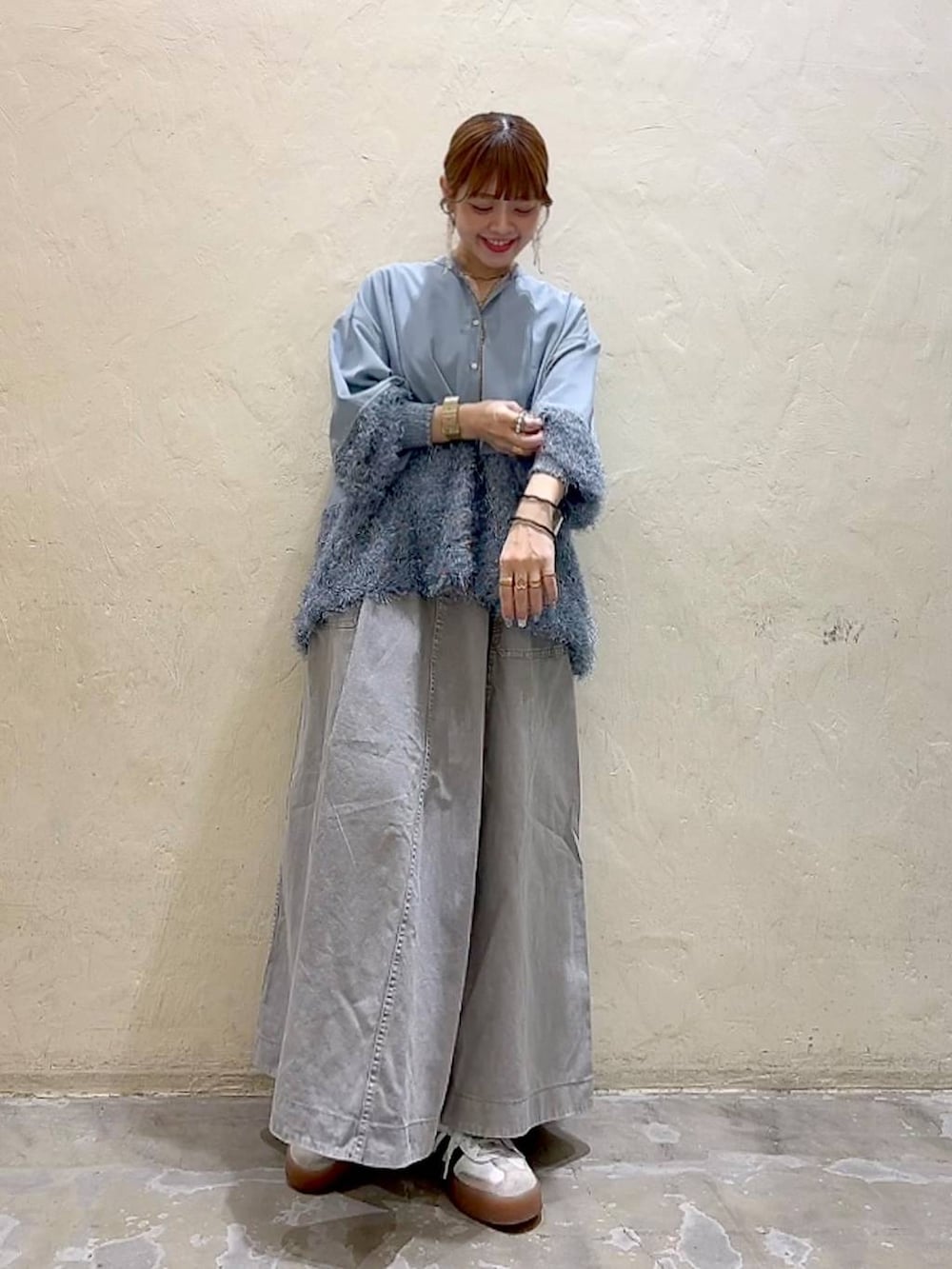 グレー系のスカート、ブルー系のシャツ/ブラウスを着用したレディースの冬コーディネートの2枚目の写真