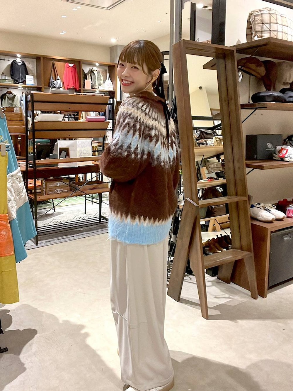 ベージュ系のその他パンツ、ブラウン系のニット/セーターを着用したレディースの秋コーディネートの3枚目の写真