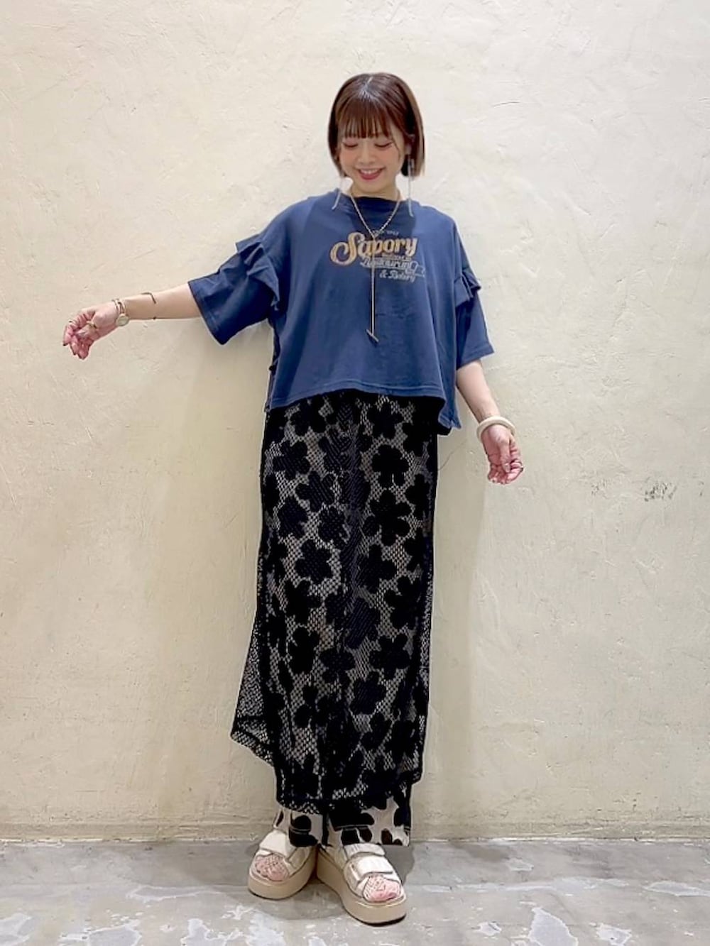 「着痩せ・細見え、体型カバー、ナチュラル、ママコーデ、夏コーデ、カジュアル、niko and ...、淡色コーデ、Over40スタッフ、大人カジュアル、Tシャツ、ワンピース、サンダル、レイヤードスタイル」｜「niko and...のオリジナルキルティングサンダル（サンダル、ホワイト系）」を使った、みきてぃ24さん（骨格ウェーブ・レディース・158cm）の夏コーディネートの6枚目の写真