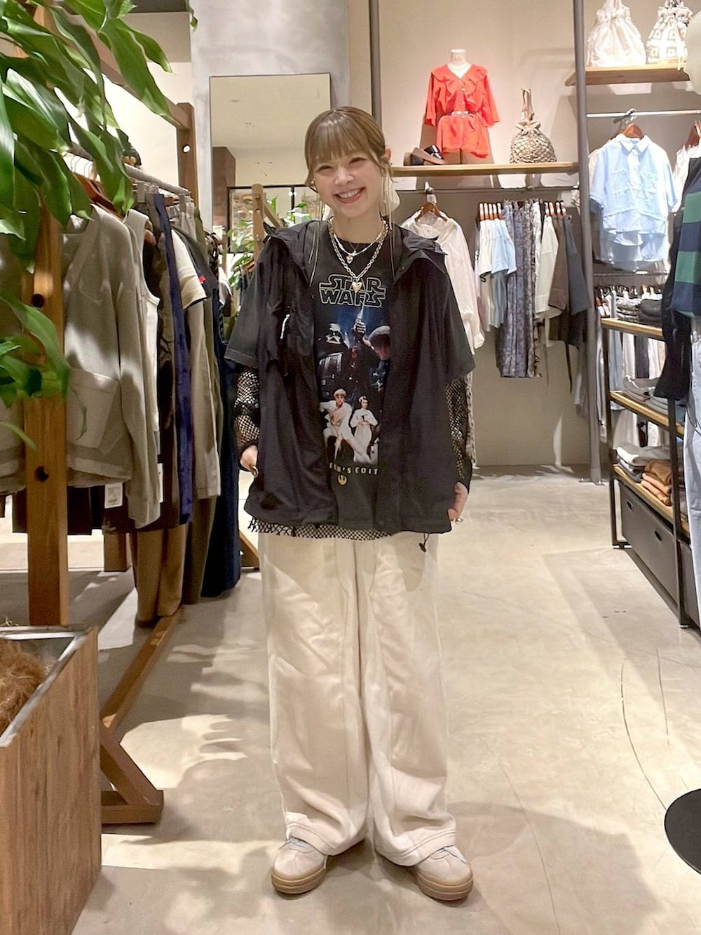 ベージュ系のデニムパンツ、ブラック系のベスト、ブラック系のTシャツ/カットソーを着用したレディースの春コーディネートの4枚目の写真