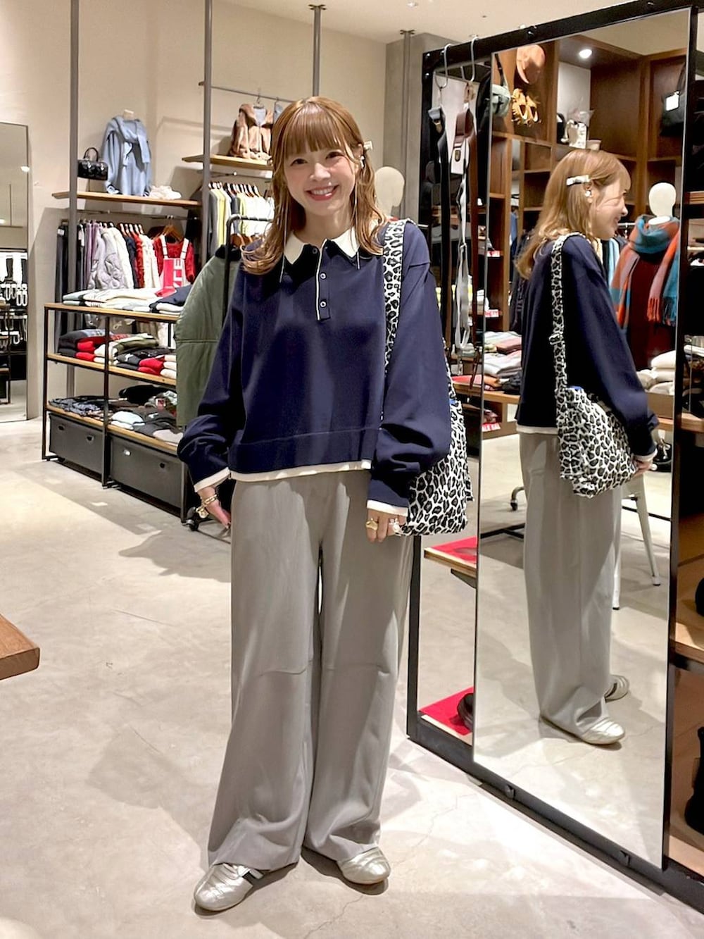 ゴールド系のスニーカー、その他のトートバッグ、グレー系のその他パンツを着用したレディースの冬コーディネートの3枚目の写真