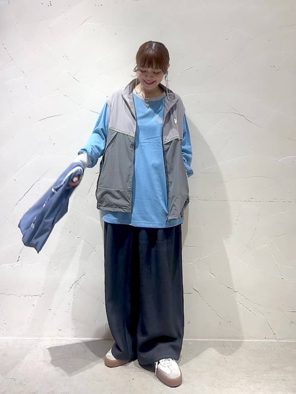 グレー系のその他パンツ、その他のトートバッグ、イエロー系のリングを着用したレディースの秋コーディネートの9枚目の写真