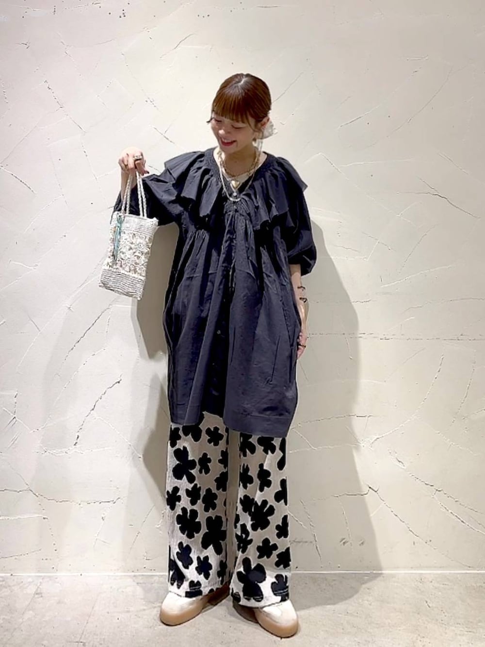 「大人カジュアル、ブラウス、着痩せ・細見え、体型カバー、ナチュラル、ママコーデ、春コーデ、夏コーデ、カジュアル、niko and ...、淡色コーデ、Over40スタッフ、パンツ、ショルダーバッグ」｜「niko and...のプレミアムローンフリルチュニック（チュニック、グレー系）」を使った、みきてぃ24さん（レディース・158cm）の春コーディネートの3枚目の写真