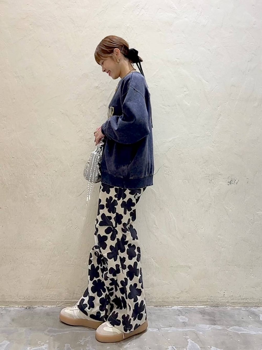 シルバー系のショルダーバッグ、ホワイト系のその他パンツ、ブルー系のスウェットを着用したレディースの冬コーディネートの6枚目の写真