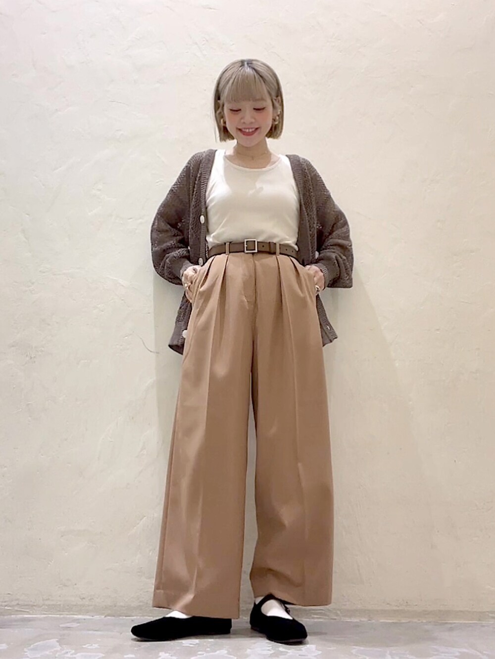 「春服、オトナカジュアル、キレイめカジュアル、パンツスタイル、タックパンツ、カーディガン、ベルト、カンフーシューズ、ブラウンコーデ、ブラウン」｜「niko and...のルームドライ/カップ付きタンクトップ（タンクトップ、ベージュ系）」を使った、みきてぃ24さん（骨格ウェーブ・レディース・158cm）の春コーディネートの2枚目の写真