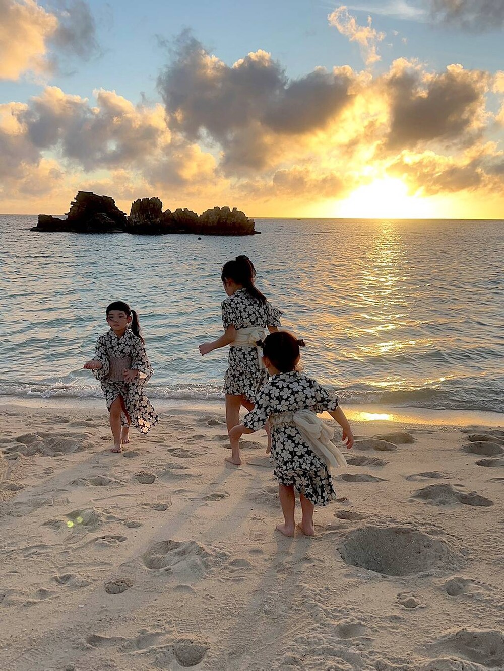 ブラック系のショルダーバッグ、グリーン系のシャツ/ブラウス、グリーン系のその他パンツを着用したキッズの夏コーディネートの8枚目の写真