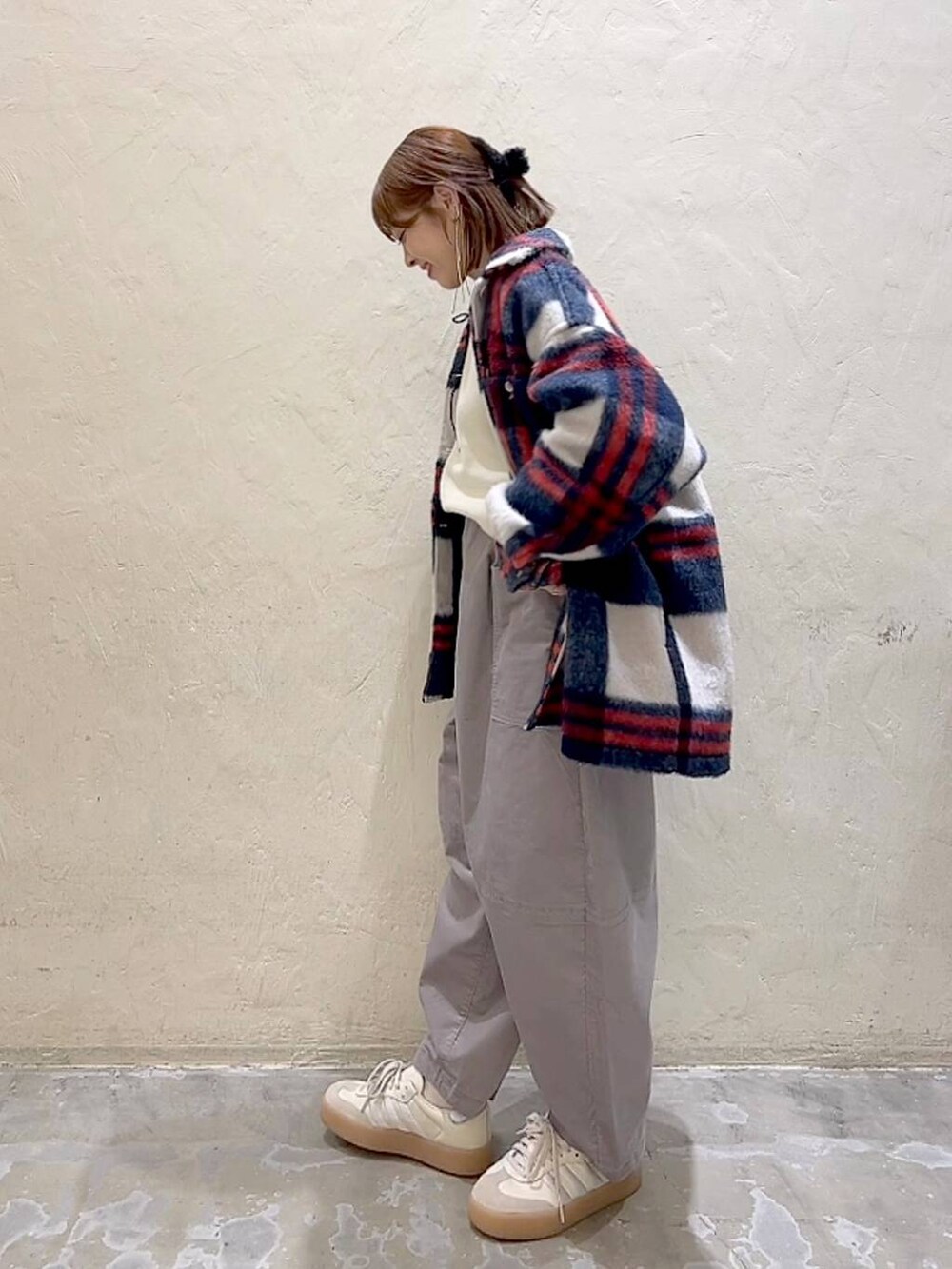 ベージュ系のニット/セーター、ベージュ系のブルゾン、グレー系のその他パンツを着用したレディースの冬コーディネートの6枚目の写真