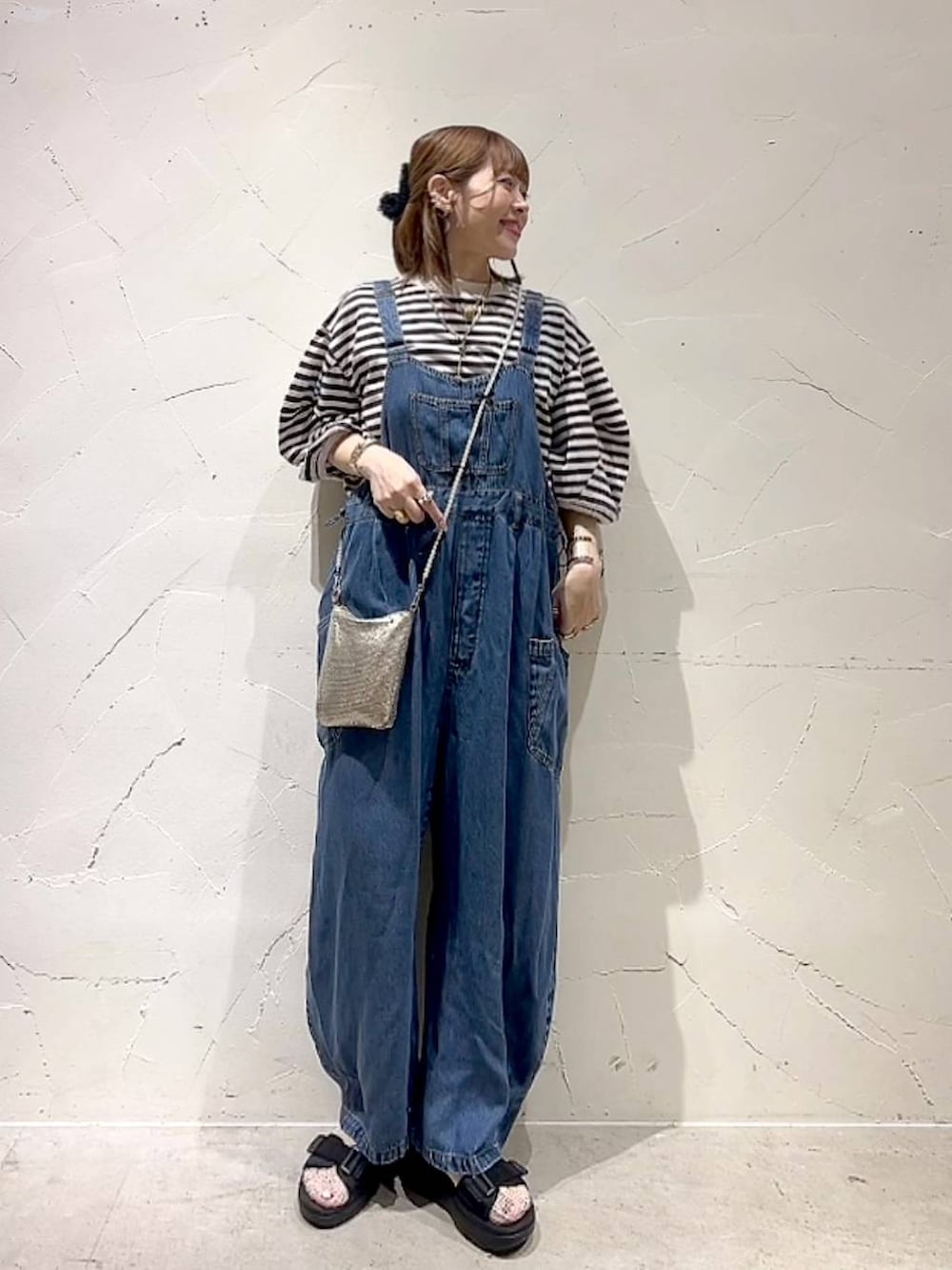 「着痩せ・細見え、体型カバー、ナチュラル、ママコーデ、niko and ...、淡色コーデ、Over40スタッフ、大人カジュアル、サロペット、Tシャツ、サンダル、春コーデ、夏コーデ、カジュアル」｜「Me%のメタルメッシュポーチショルダー　103417（ショルダーバッグ、ゴールド系）」を使った、みきてぃ24さん（レディース・158cm）の春コーディネートの8枚目の写真