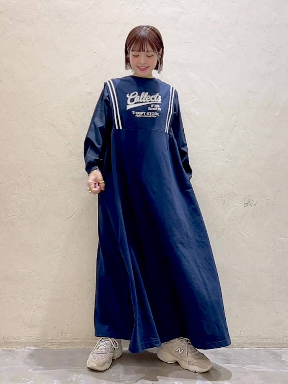 ブルー系のワンピースを着用したレディースの春コーディネートの6枚目の写真