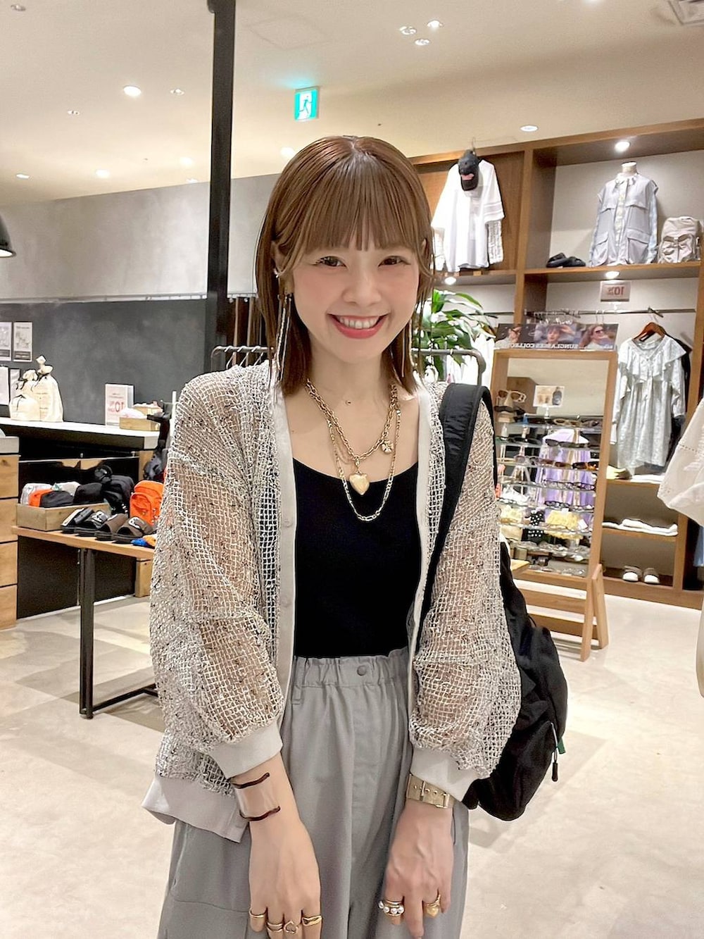 「着痩せ・細見え、体型カバー、ナチュラル、ママコーデ、春コーデ、夏コーデ、カジュアル、niko and ...、淡色コーデ、Over40スタッフ、大人カジュアル、カーディガン、カップ付きインナー、パンツ、ショルダーバッグ」｜「niko and...のネップメッシュランタンカーディガン（カーディガン/ボレロ、ホワイト系）」を使った、みきてぃ24さん（レディース・158cm）の春コーディネートの7枚目の写真