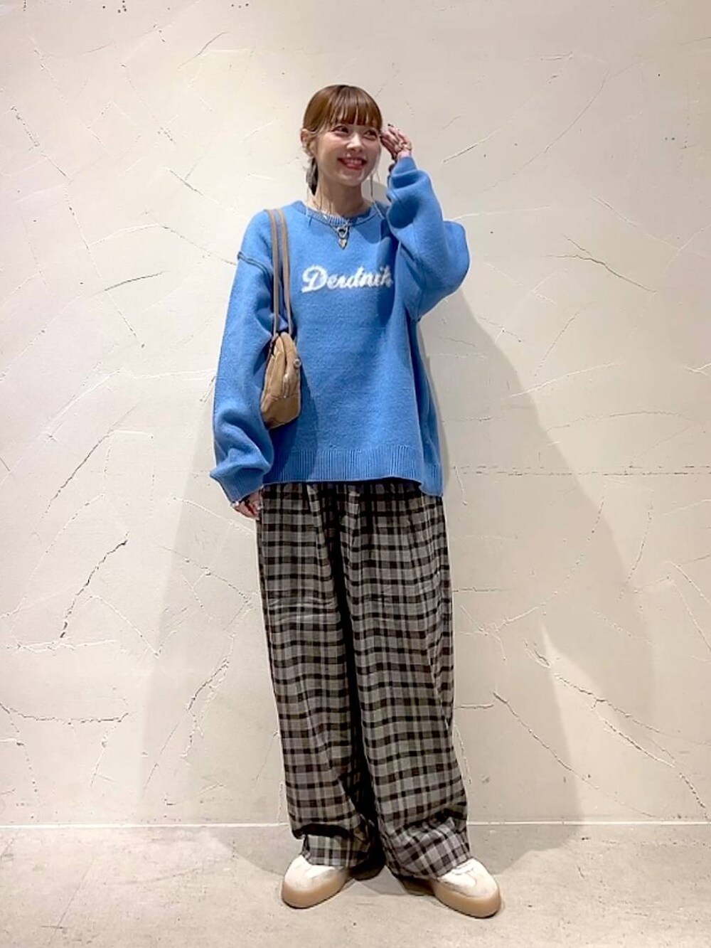 ブラウン系のその他パンツ、ブルー系のニット/セーター、ベージュ系のボストンバッグを着用したレディースの秋コーディネートの9枚目の写真