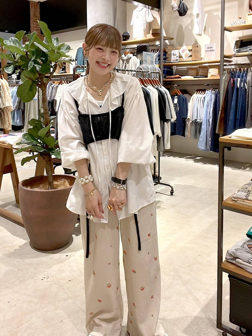 ホワイト系のシャツ/ブラウス、ベージュ系のその他パンツ、ブラック系のタンクトップを着用したレディースの春コーディネートの4枚目の写真