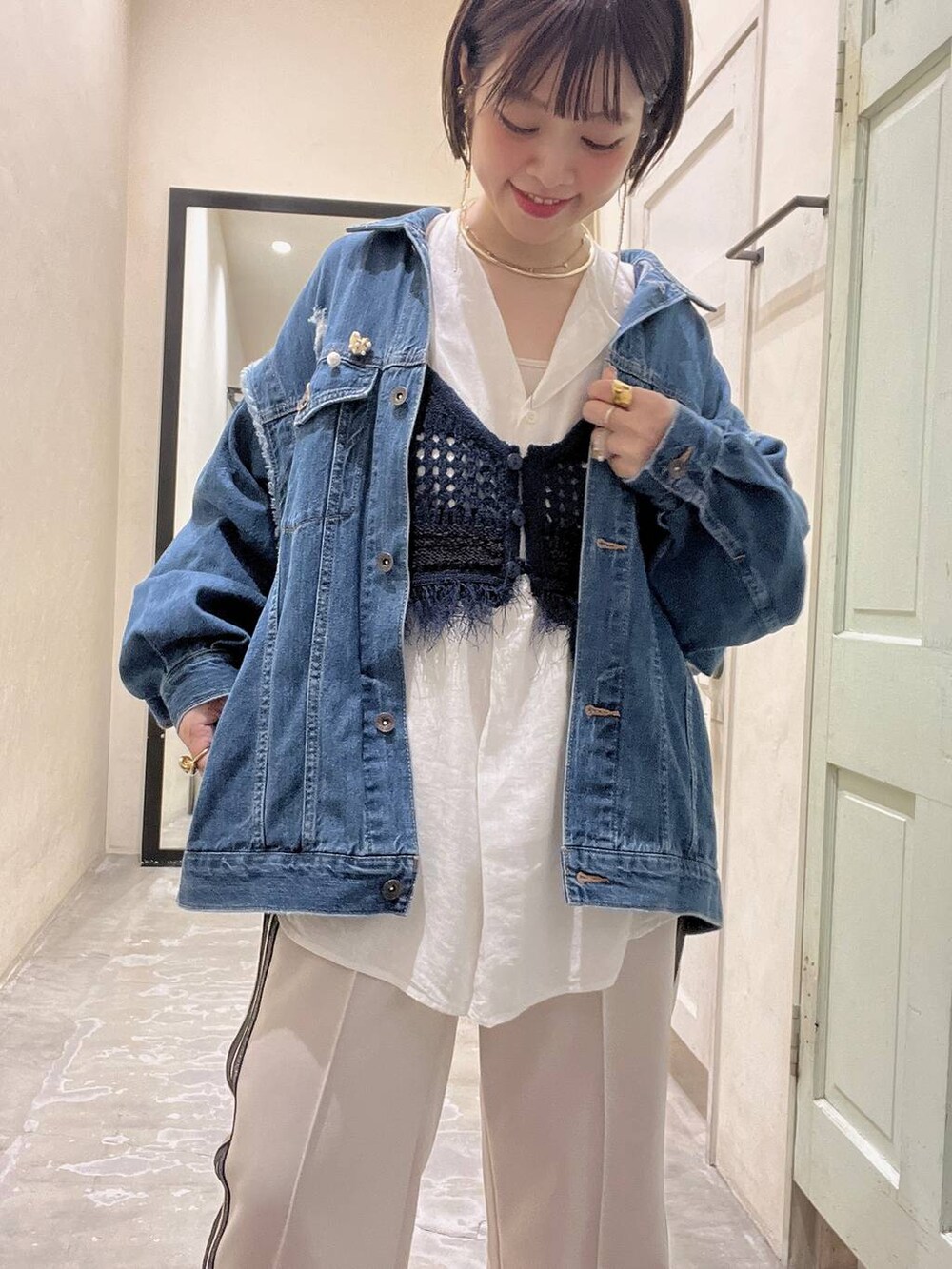 「着痩せ・細見え、体型カバー、ナチュラル、ママコーデ、春コーデ、カジュアル、niko and ...、Over40スタッフ、シャツ、デニムジャケット、スポーティ、レイヤードスタイル」｜「niko and...の[MODE NORM CORE]メッシュフリンジビスチェ（その他トップス、ブルー系）」を使った、みきてぃ24さん（骨格ウェーブ・レディース・158cm）の春コーディネートの2枚目の写真