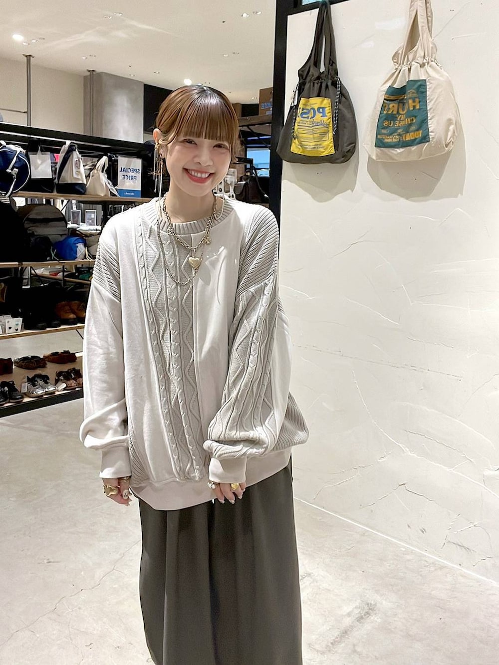 グリーン系のその他パンツ、ゴールド系のネックレスを着用したレディースの秋コーディネートの2枚目の写真