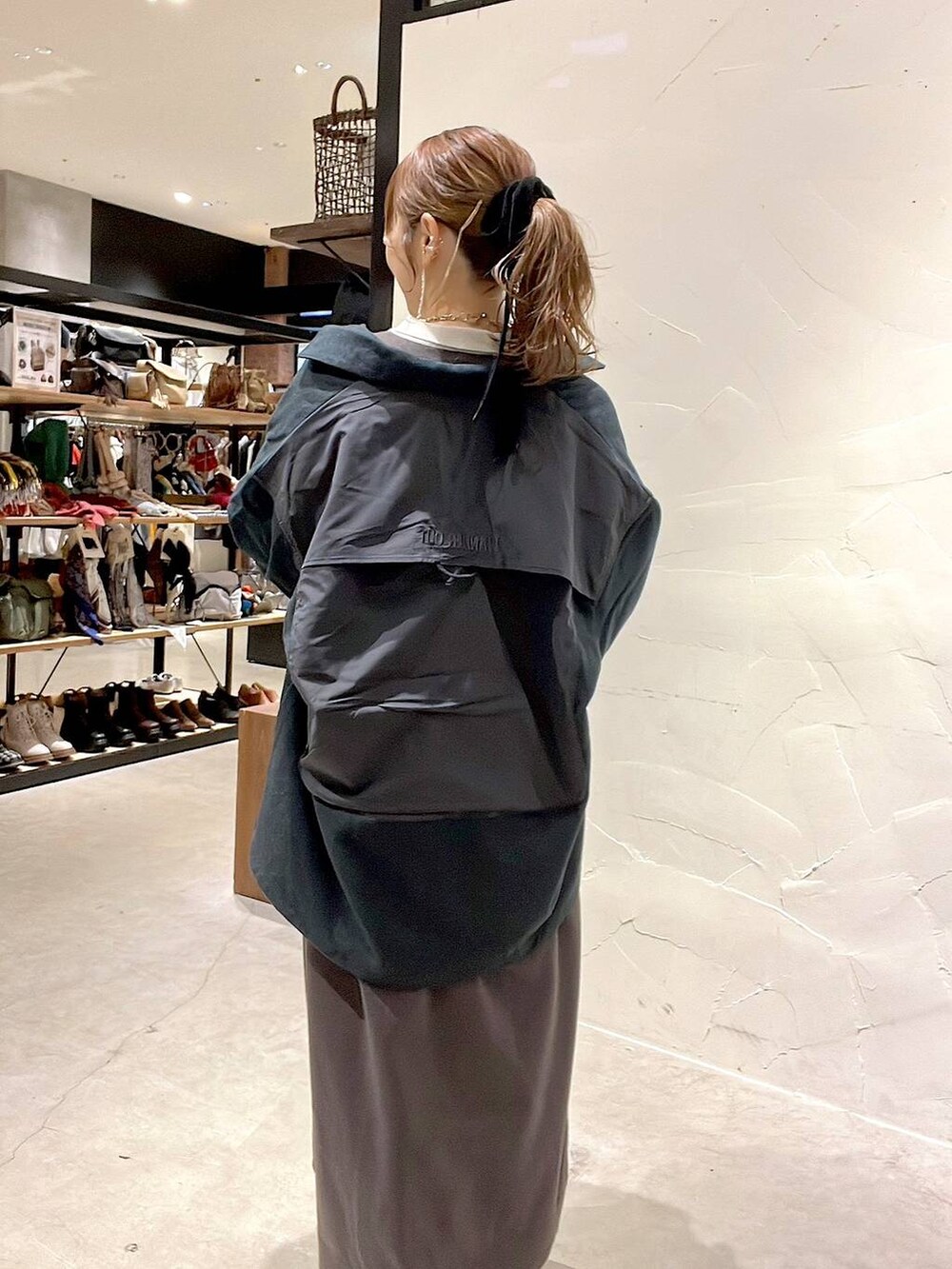 ブラウン系のワンピース、ゴールド系のネックレスを着用したレディースの秋コーディネートの4枚目の写真