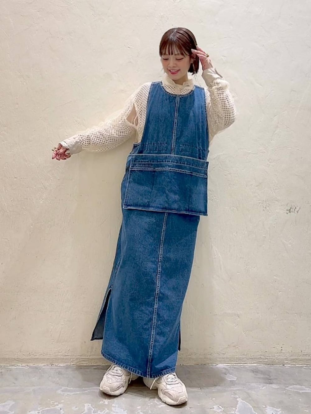 「着痩せ・細見え、体型カバー、ナチュラル、ママコーデ、春コーデ、カジュアル、niko and ...、Over40スタッフ、デニムワンピース、シャツ、レイヤードスタイル」｜「niko and...の襟付きチュールシャツ（シャツ/ブラウス、ベージュ系）」を使った、みきてぃ24さん（骨格ウェーブ・レディース・158cm）の春コーディネートの6枚目の写真