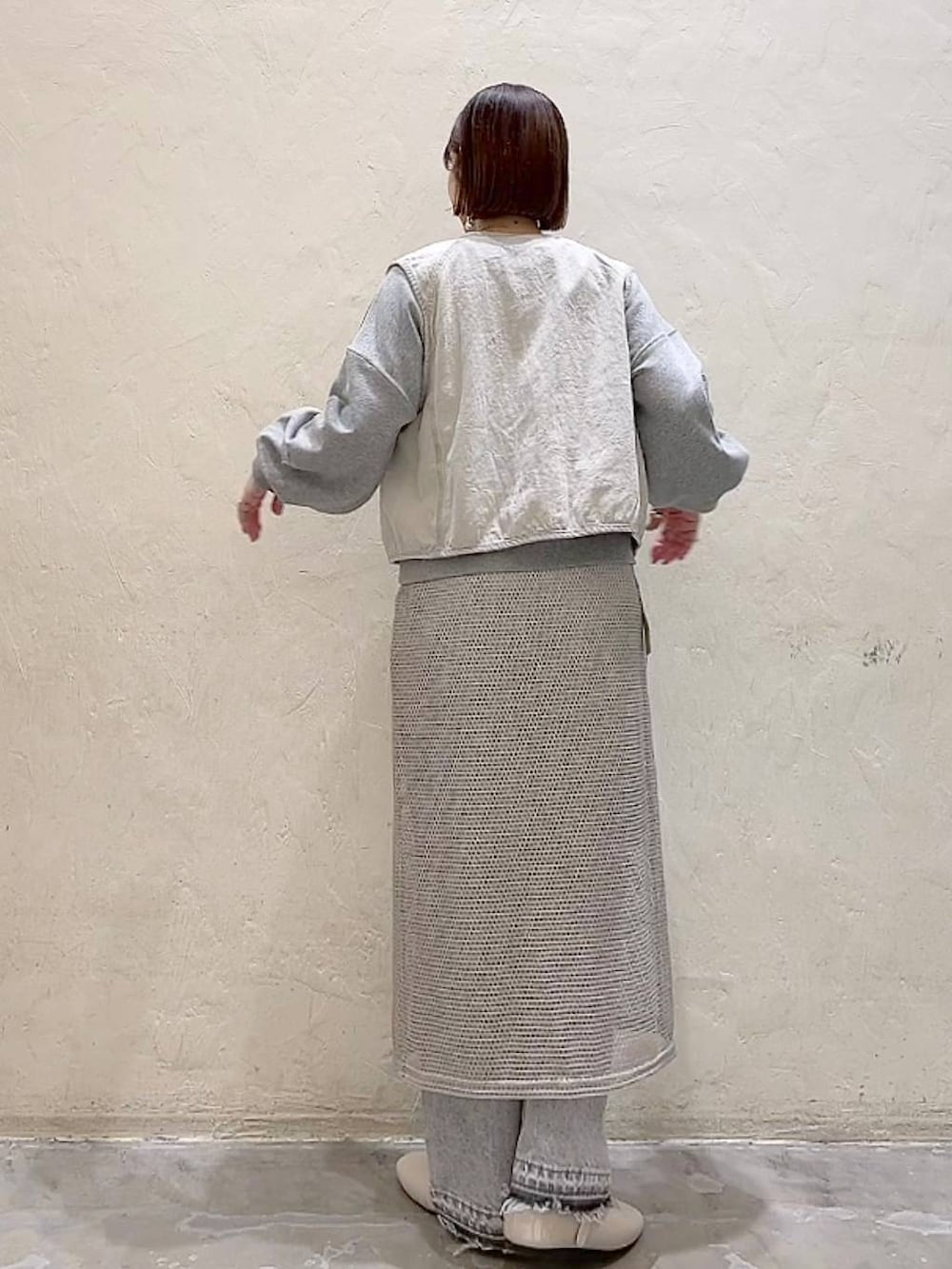 「ベスト、スウェット、デニムパンツ、NKJコーデ_niko and ...、ワントーン、着痩せ・細見え、体型カバー、ナチュラル、ママコーデ、冬コーデ、カジュアル、niko and ...、春コーデ」｜「niko and...のメタリックメッシュラップスカート（スカート、ベージュ系）」を使った、みきてぃ24さん（骨格ウェーブ・レディース・158cm）の冬コーディネートの4枚目の写真