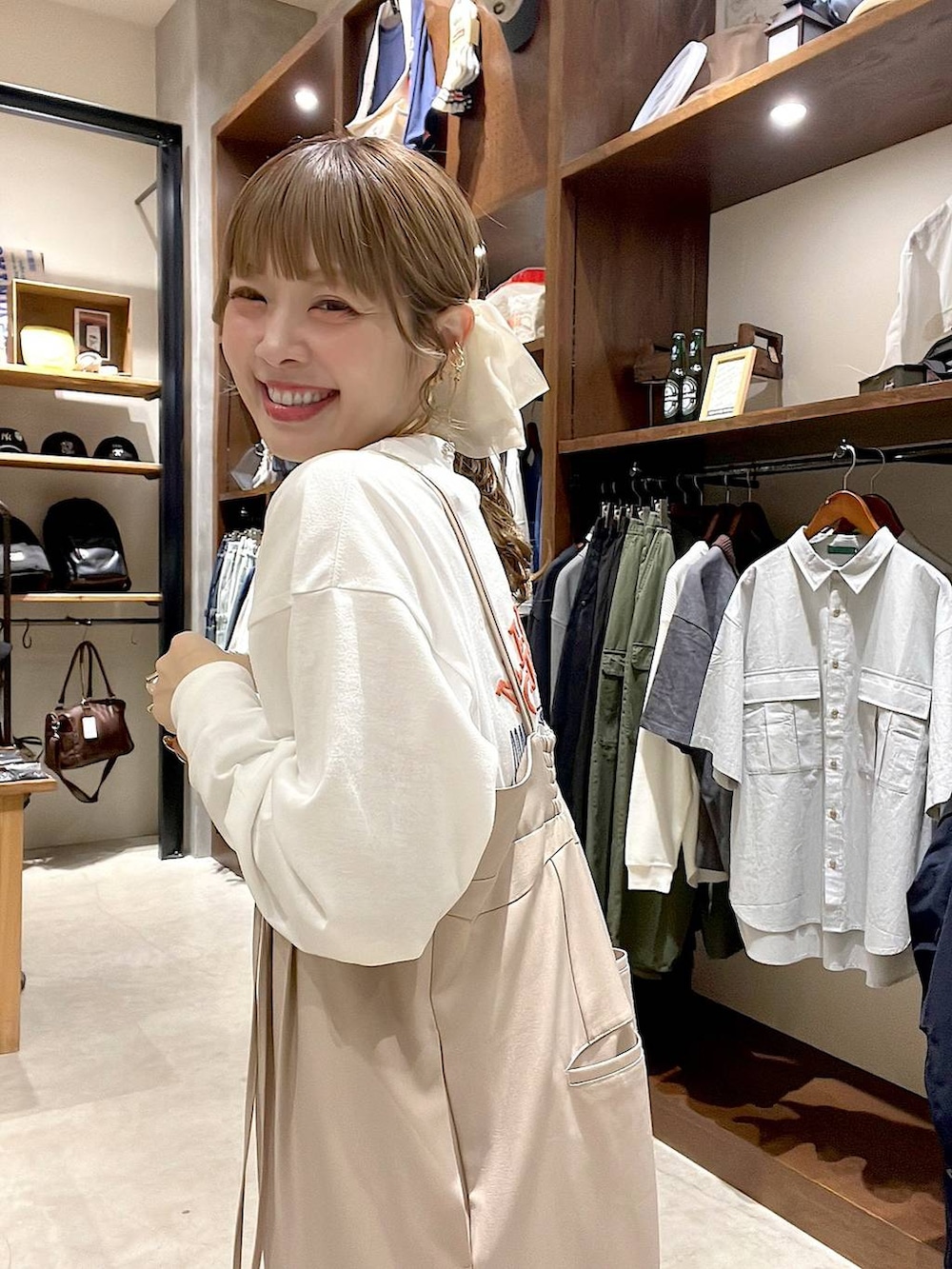 ベージュ系のスニーカー、イエロー系のショルダーバッグ、ホワイト系のヘアゴムを着用したレディースの春コーディネートの9枚目の写真