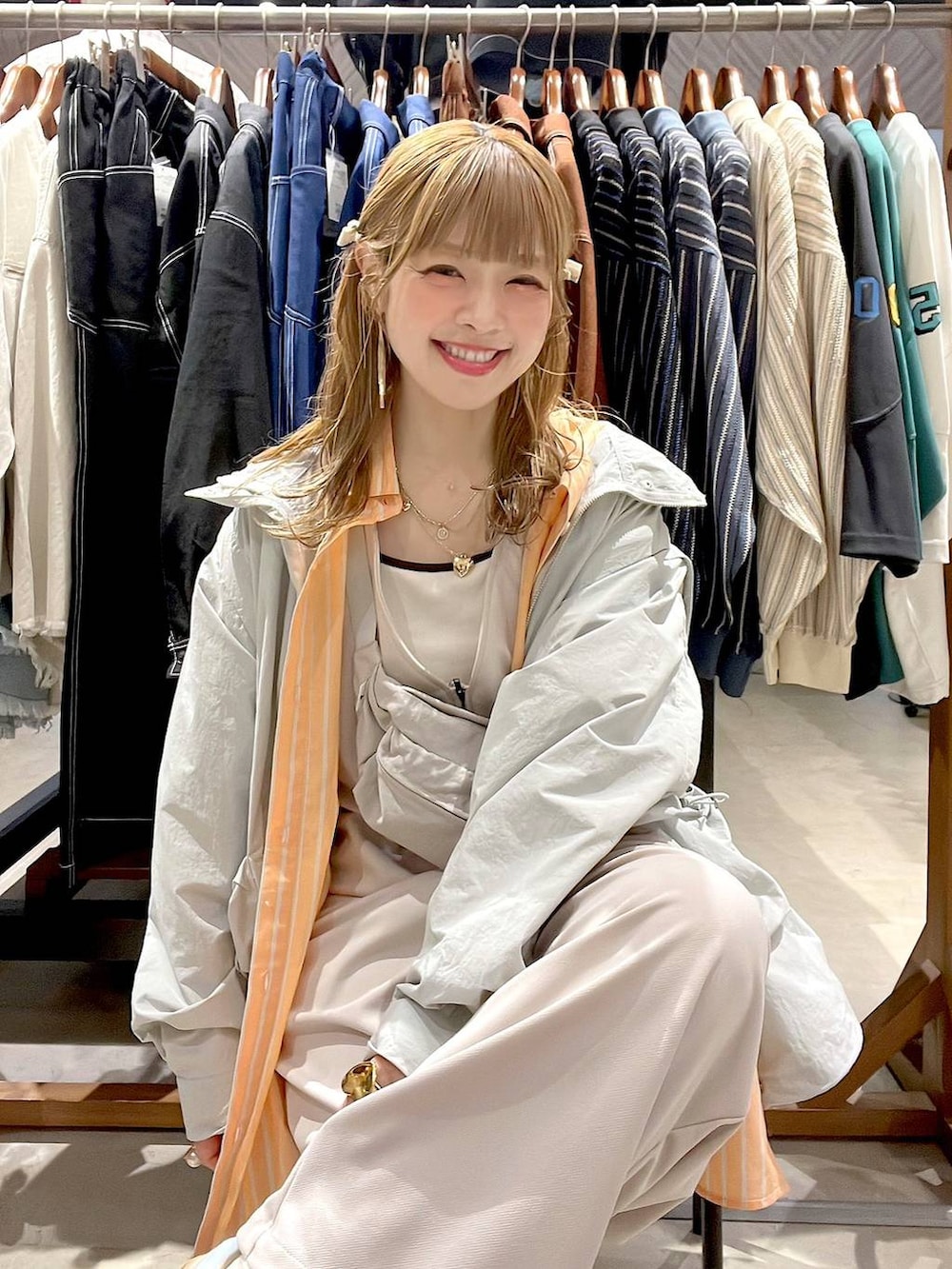 ベージュ系のスニーカー、ベージュ系のサロペット/オーバーオール、グレー系のボディバッグ/ウエストポーチを着用したレディースの春コーディネートの6枚目の写真