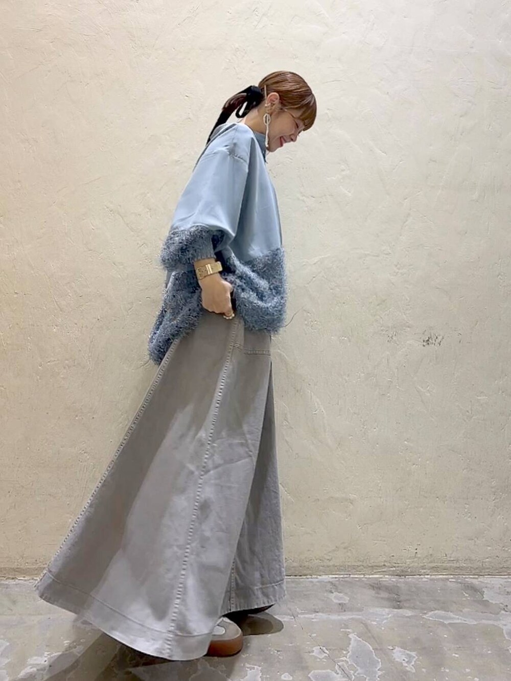 グレー系のスカート、ブルー系のシャツ/ブラウスを着用したレディースの冬コーディネートの4枚目の写真