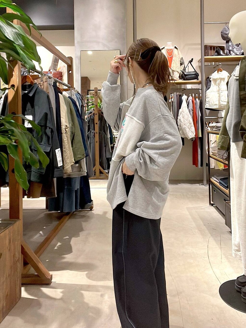 ゴールド系のスニーカー、ゴールド系のネックレスを着用したレディースの秋コーディネートの3枚目の写真