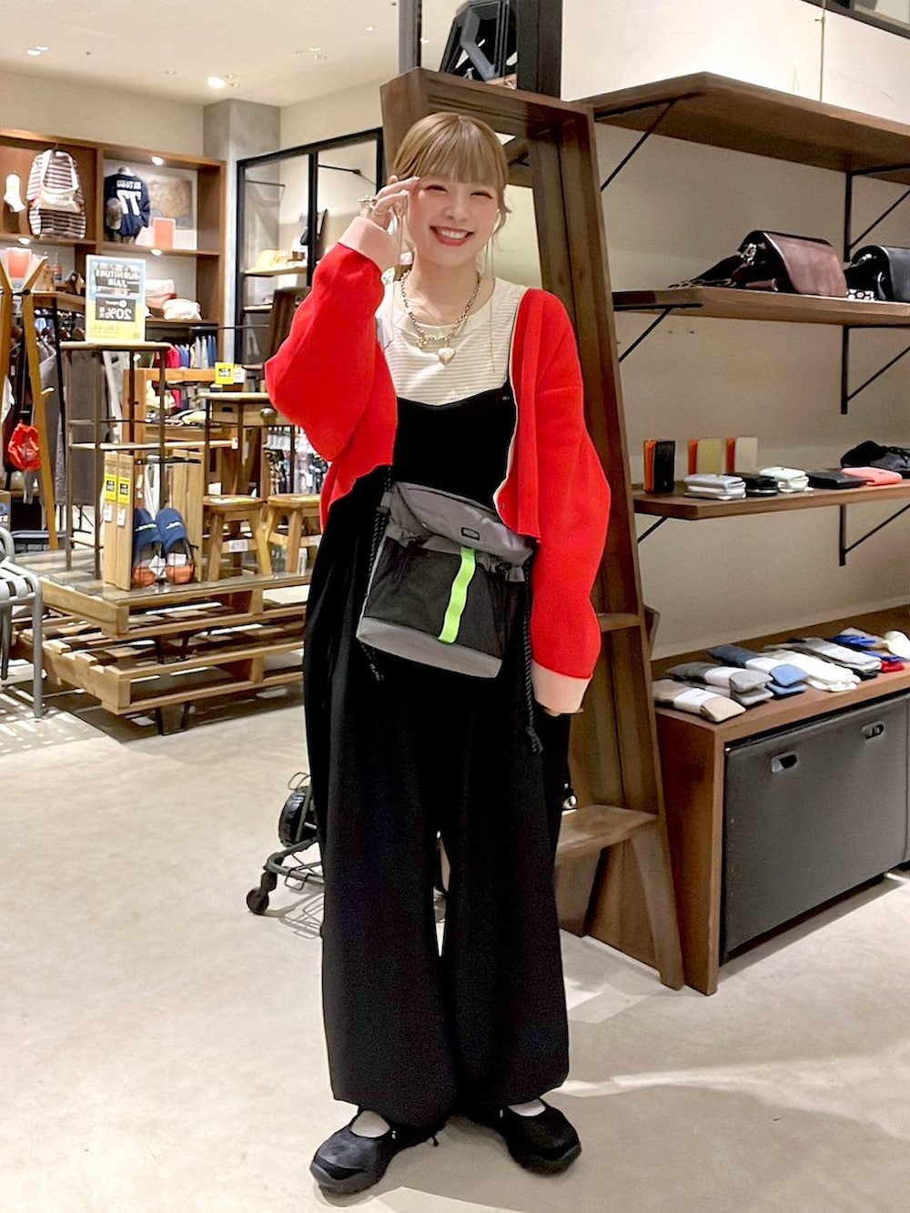 レッド系のカーディガン/ボレロ、ホワイト系のヘアゴムを着用したレディースの春コーディネートの3枚目の写真