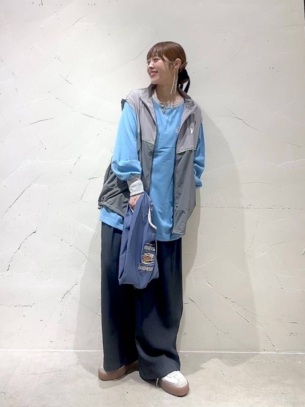 グレー系のその他パンツ、その他のトートバッグ、イエロー系のリングを着用したレディースの秋コーディネートの3枚目の写真