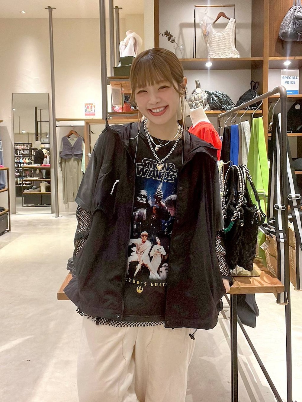 ベージュ系のデニムパンツ、ブラック系のベスト、ブラック系のTシャツ/カットソーを着用したレディースの春コーディネートの5枚目の写真