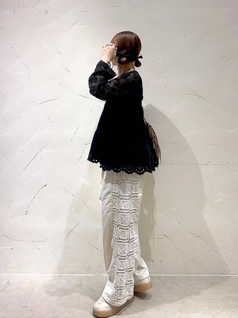 ベージュ系のその他パンツ、ブラック系のTシャツ/カットソー、ブラック系のスカートを着用したレディースの夏コーディネートの6枚目の写真