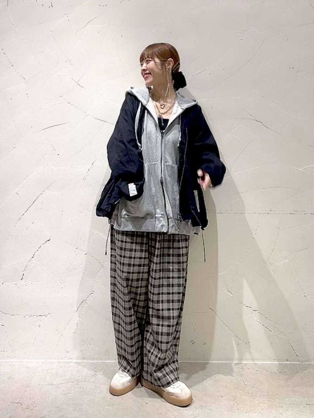 ブラウン系のその他パンツ、イエロー系のネックレスを着用したレディースの秋コーディネートの3枚目の写真