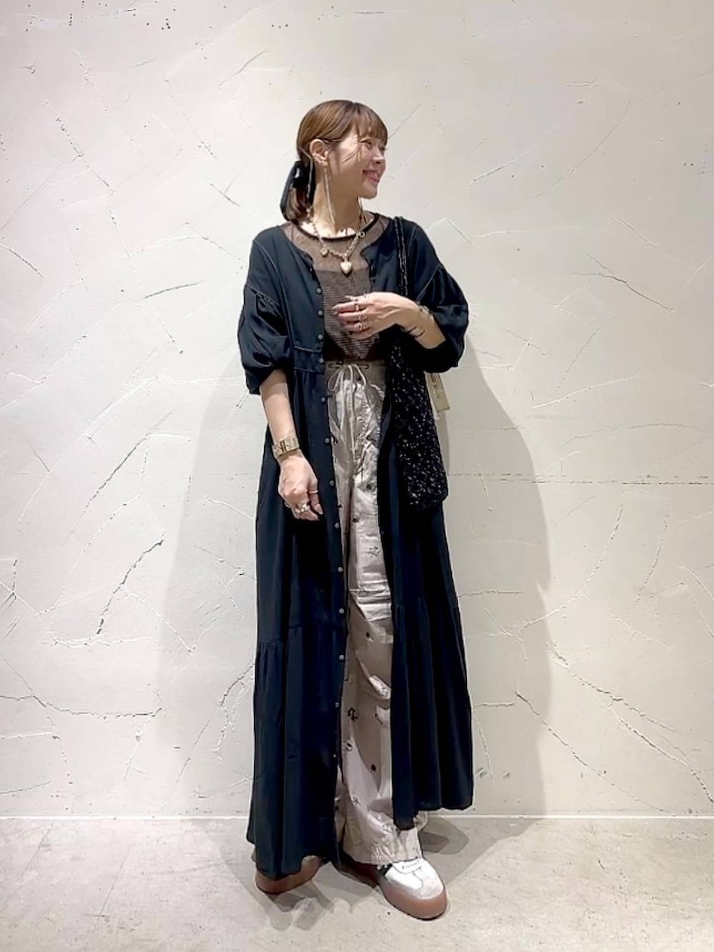 「着痩せ・細見え、体型カバー、ナチュラル、ママコーデ、春コーデ、夏コーデ、カジュアル、niko and ...、淡色コーデ、Over40スタッフ、大人カジュアル、ワンピース、パンツ、レイヤードスタイル、トートバッグ」|「niko and...のDRYチルイージープリントパンツ(その他パンツ、ベージュ系)」を使った、みきてぃ24さん(レディース・158cm)の春コーディネートの8枚目の写真