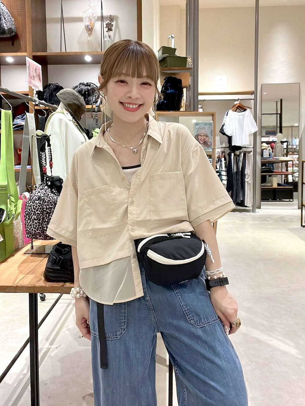 ベージュ系のシャツ/ブラウス、ベージュ系のキャミソール、ブラック系のボディバッグ/ウエストポーチを着用したレディースの夏コーディネートの7枚目の写真