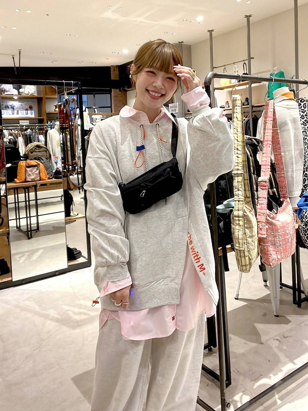 グレー系のスウェットパンツ、ピンク系のシャツ/ブラウス、ブラック系のボディバッグ/ウエストポーチを着用したレディースの冬コーディネートの6枚目の写真