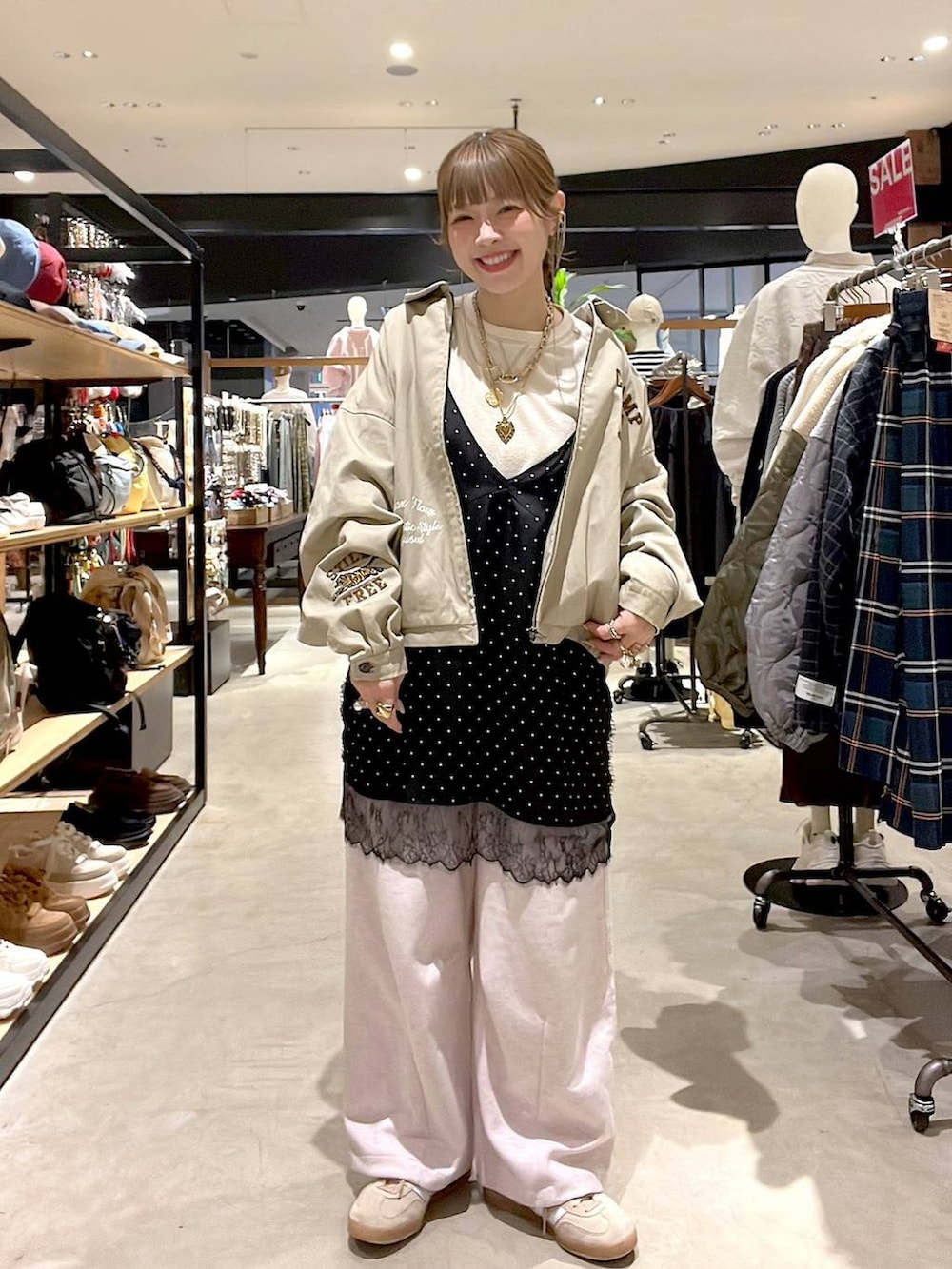 ピンク系のスウェットパンツ、ホワイト系のTシャツ/カットソー、グレー系のチュニックを着用したレディースの冬コーディネートの8枚目の写真