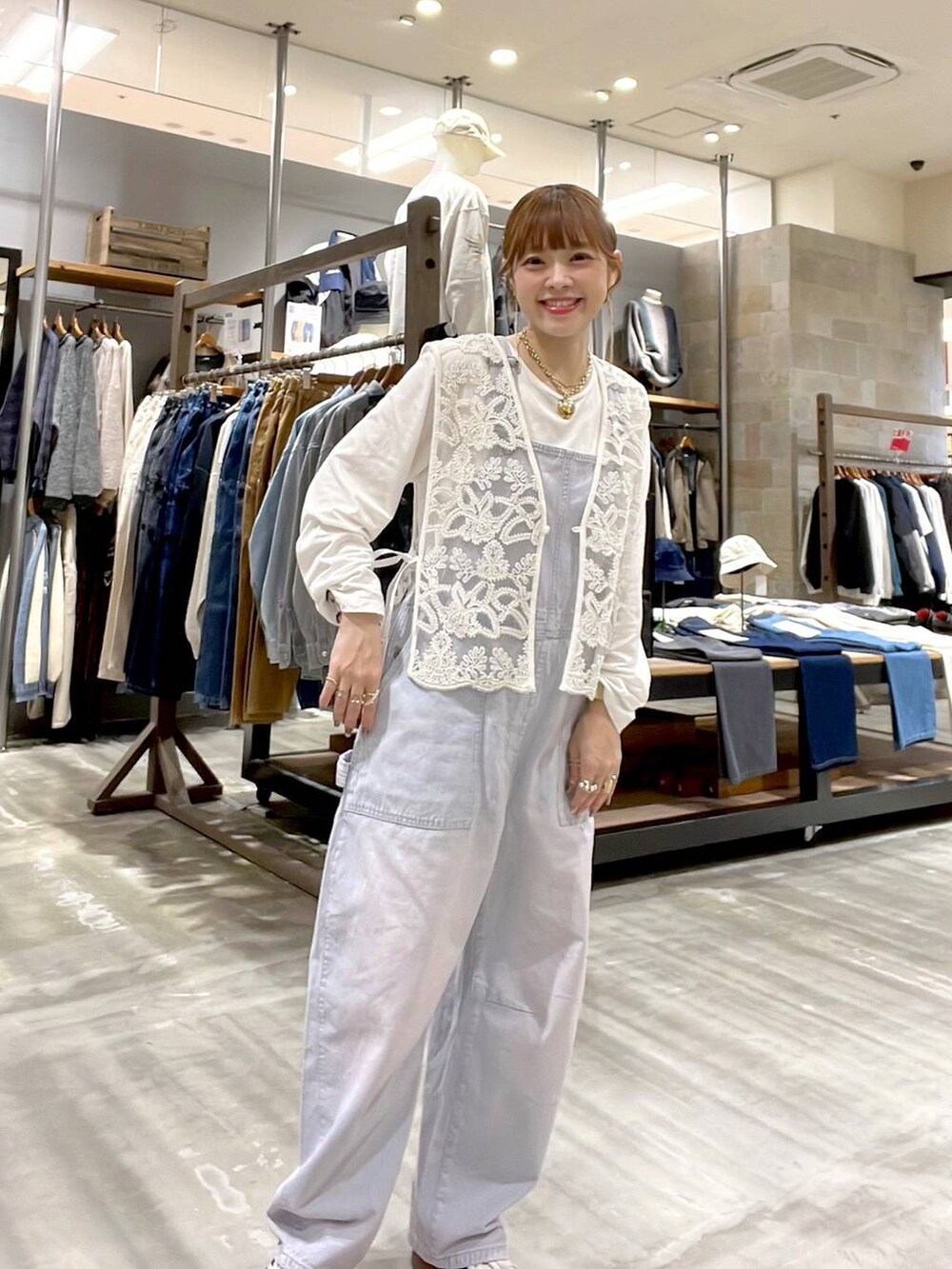 「着痩せ・細見え、体型カバー、ナチュラル、ママコーデ、冬コーデ、カジュアル、niko and ...、淡色コーデ、Over40スタッフ、大人カジュアル、春コーデ、デニムパンツ、サロペット、ベスト、ロンT」｜「niko and...のオーガニックコットンテンセルロングTシャツ（Tシャツ/カットソー、ホワイト系）」を使った、みきてぃ24さん（レディース・158cm）の冬コーディネートの3枚目の写真