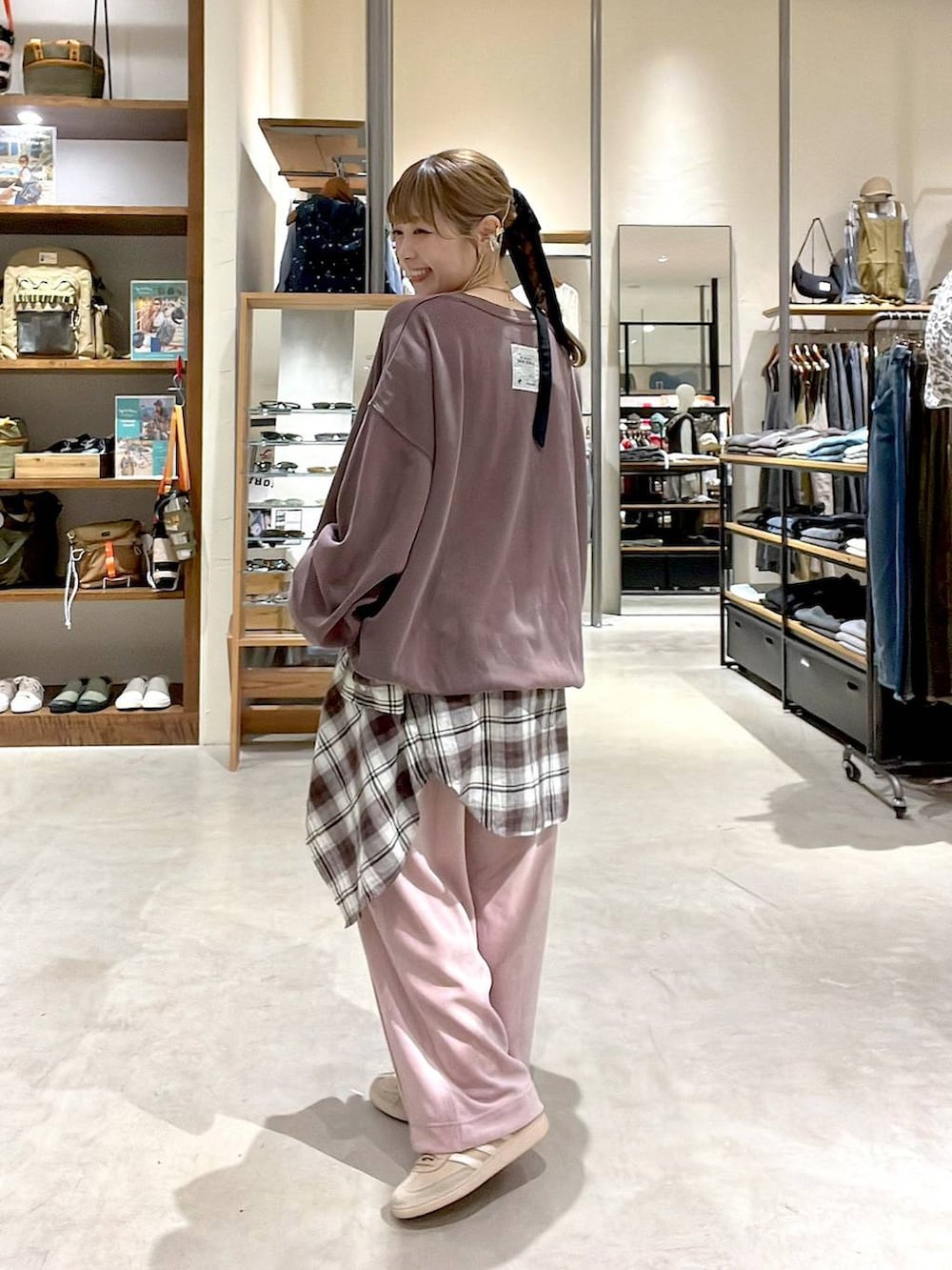 ベージュ系のシャツ/ブラウス、ブラウン系のスウェット、ピンク系のその他パンツを着用したレディースの秋コーディネートの4枚目の写真