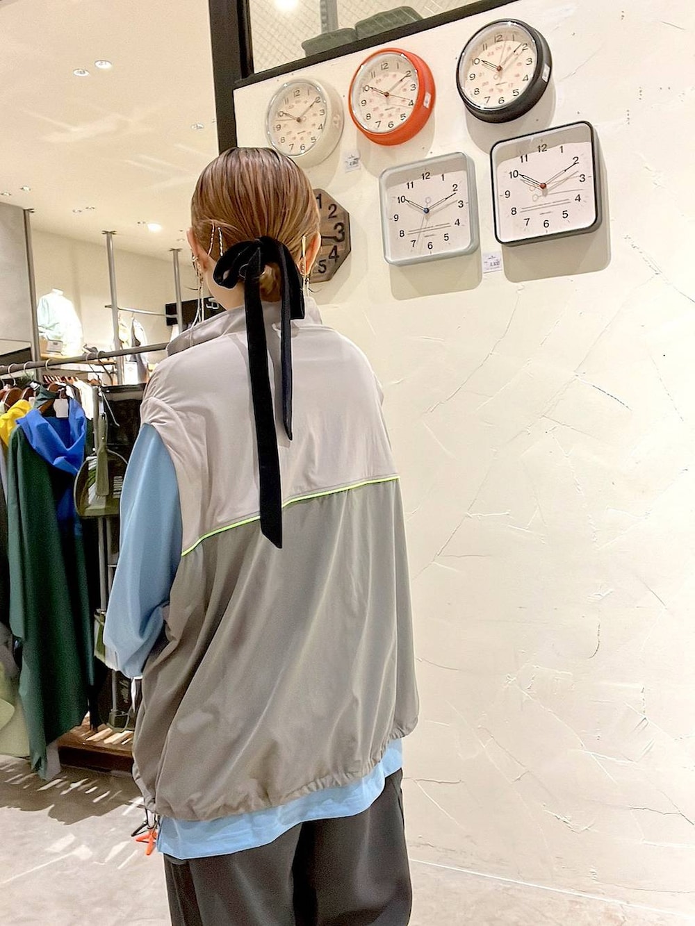 グレー系のその他パンツ、その他のトートバッグ、イエロー系のリングを着用したレディースの秋コーディネートの7枚目の写真